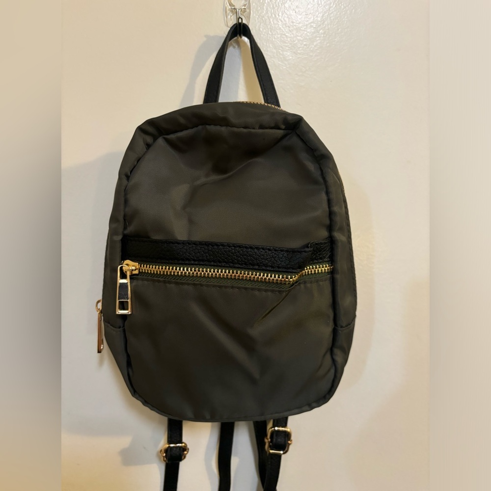Sleek Black and Gold Backpack with Modern Design